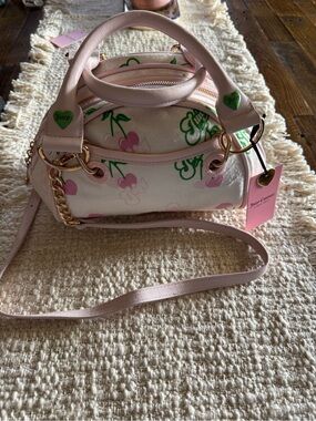 ADORABLE JUICY COUTURE RETRO JUICY CHERRY SHATCHEL CREAM MULTI Xbody Strap 🍒